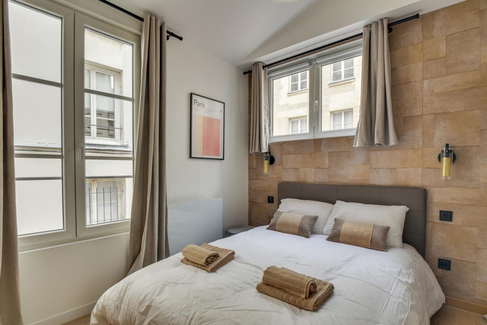 Bed, Bedroom, towels