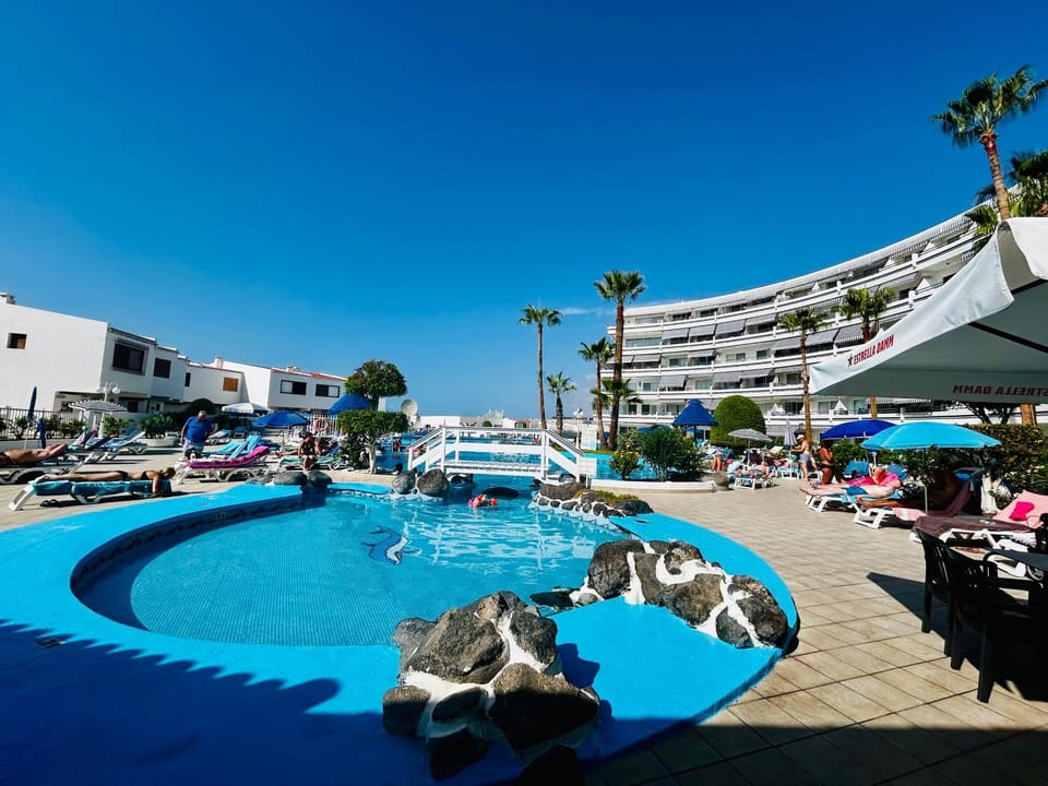 Pool view, Swimming pool, sunbed
