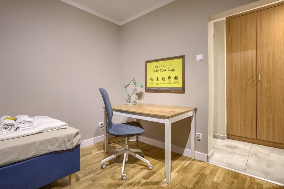 Photo of the whole room, furniture