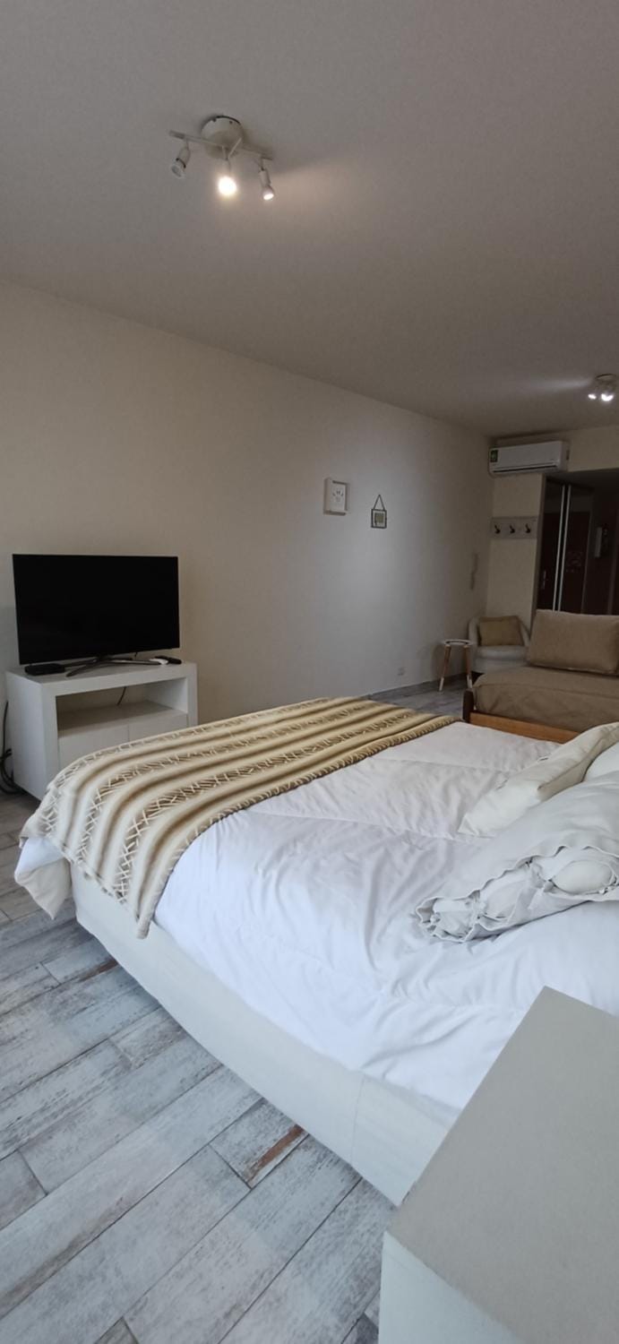 Bed, TV and multimedia, Bedroom