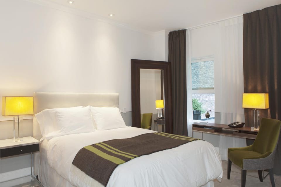 Bed, Seating area