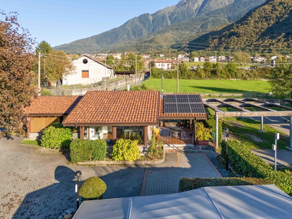 Property building, Day, Neighbourhood, Natural landscape, Bird's eye view, Mountain view, Location