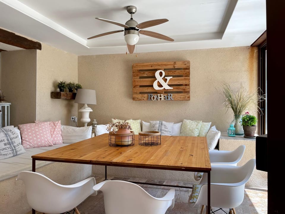 Coffee/tea facilities, Dining area