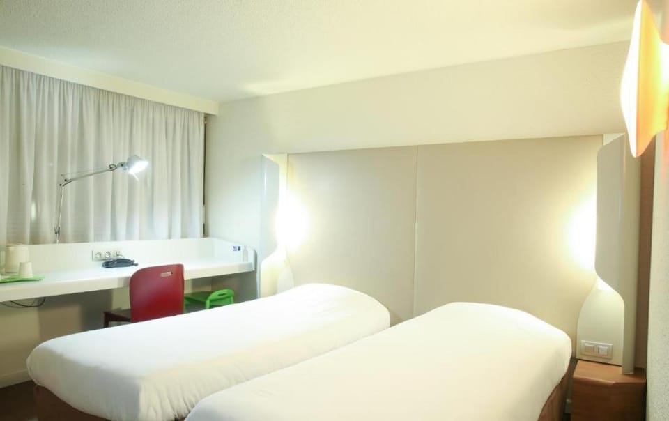 Bed, TV and multimedia, Bedroom, wardrobe