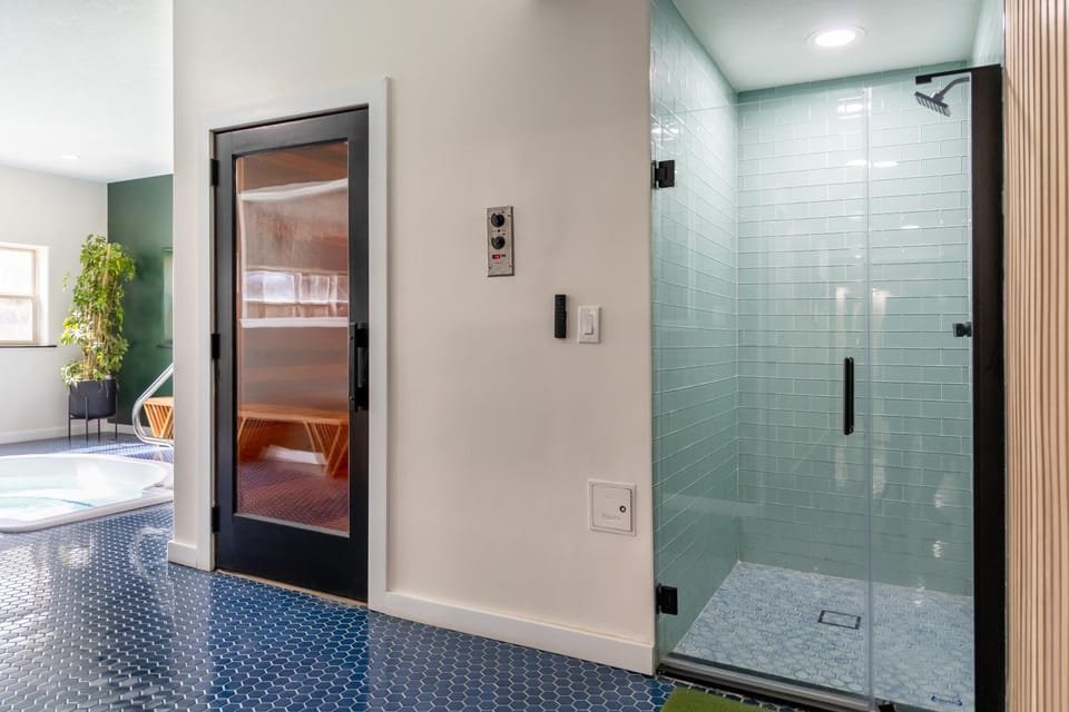 Hot Tub, Sauna