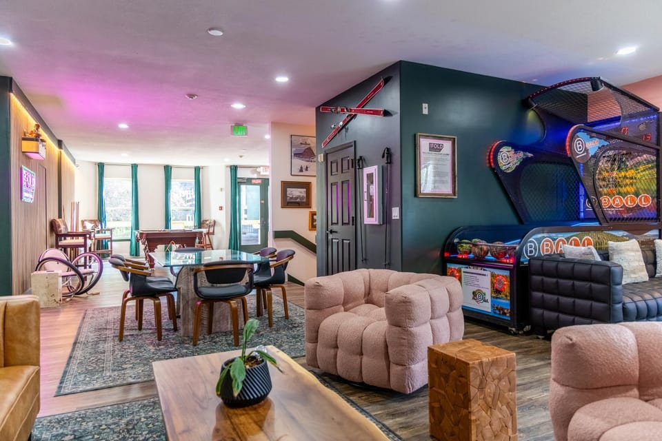 Communal lounge/ TV room, Game Room, TV and multimedia, Living room, Seating area, Evening entertainment