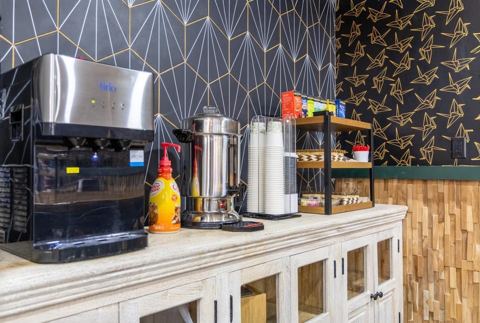 Coffee/tea facilities, Breakfast