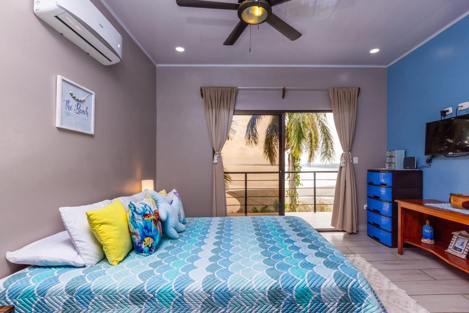 Bed, TV and multimedia, Living room, Photo of the whole room, Seating area, Evening entertainment, Bedroom, air conditioner