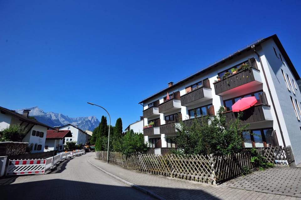 Property building, Day, Neighbourhood, Street view, Parking