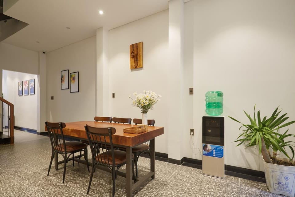 Staff, Night, Photo of the whole room, Decorative detail, Seating area, Dining area, Communal kitchen, On site, Non alcoholic drinks, Family