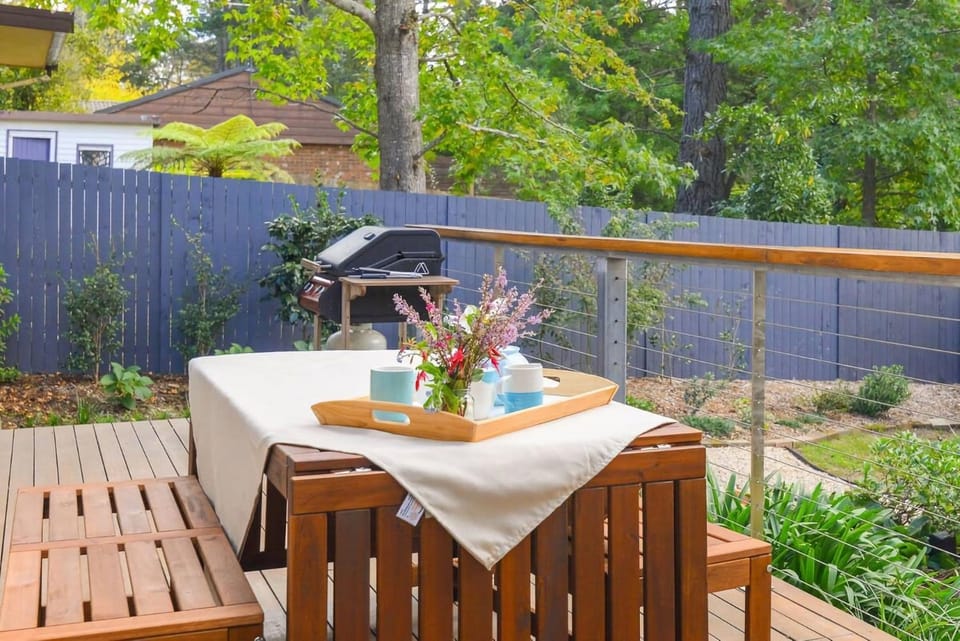 Backhouse & Bushland Stay with Fireplace House in Wentworth Falls