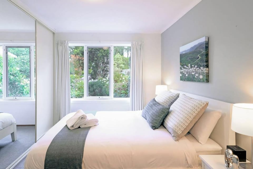 Backhouse & Bushland Stay with Fireplace House in Wentworth Falls
