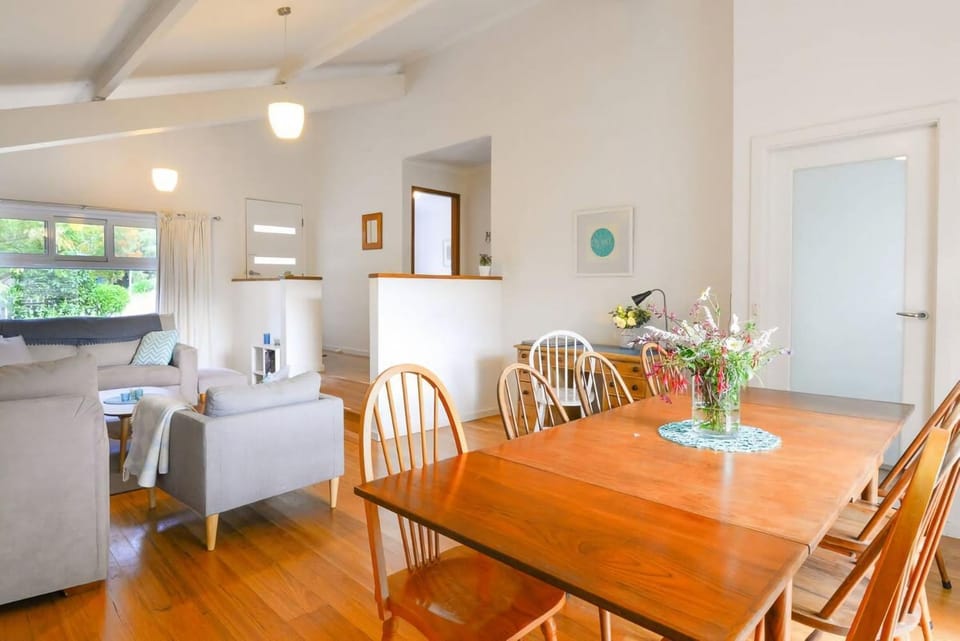 Backhouse & Bushland Stay with Fireplace House in Wentworth Falls