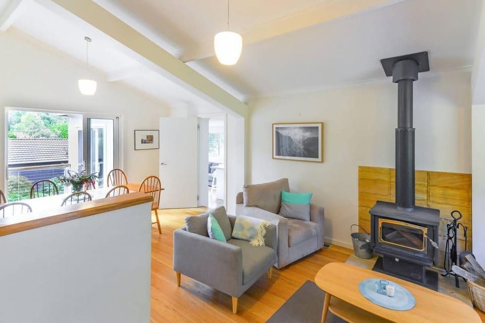 TV and multimedia, Kitchen or kitchenette, Living room, Seating area, fireplace