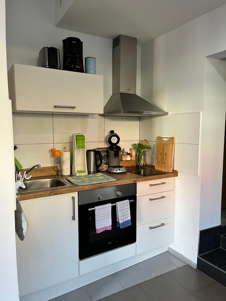 Coffee/tea facilities, Kitchen or kitchenette, stove, toaster