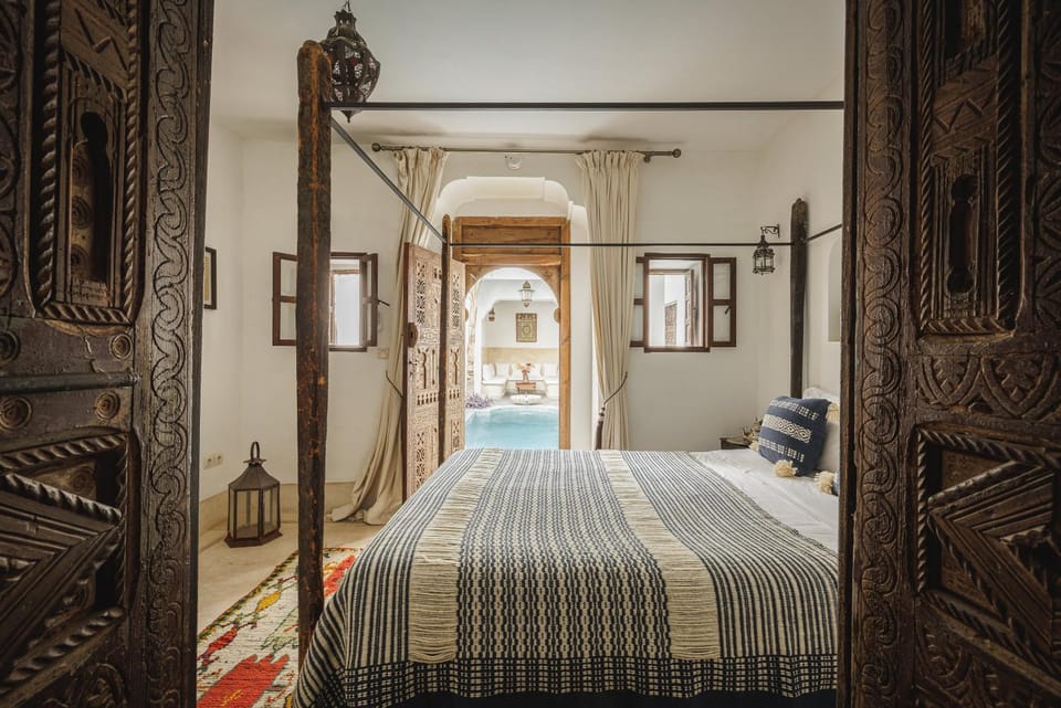 Bed, Photo of the whole room, Decorative detail, Bedroom, furniture, safe, wardrobe, air conditioner