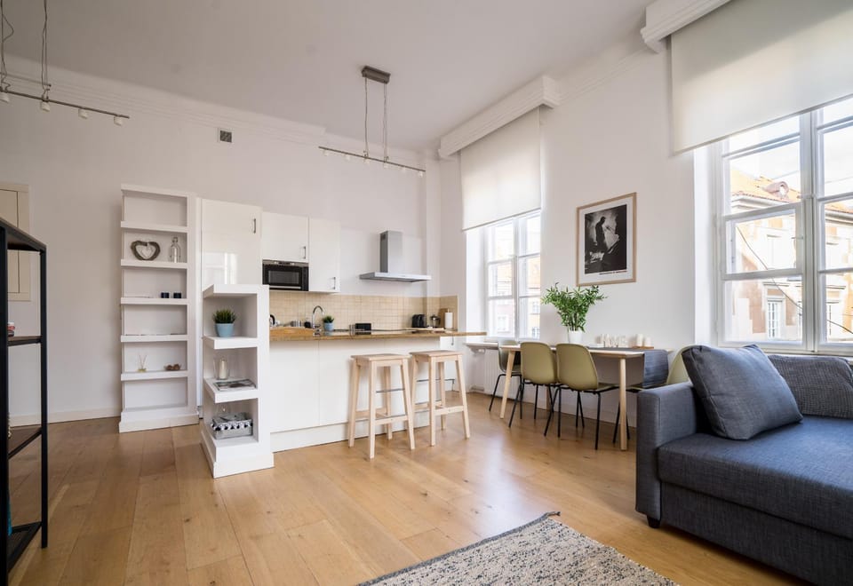 TV and multimedia, Kitchen or kitchenette, Living room, Seating area, Dining area