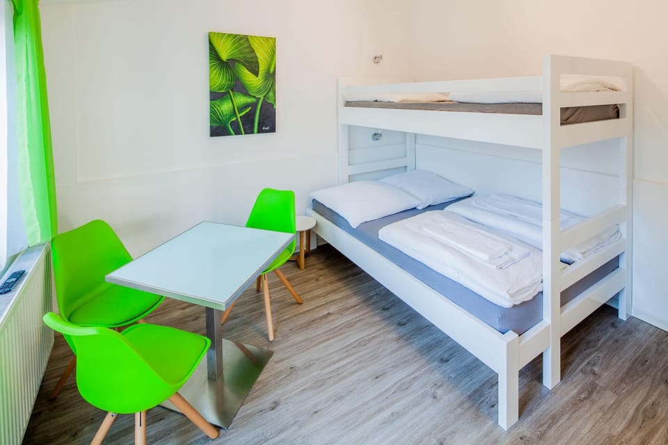 Bed, TV and multimedia, Bedroom, bunk bed