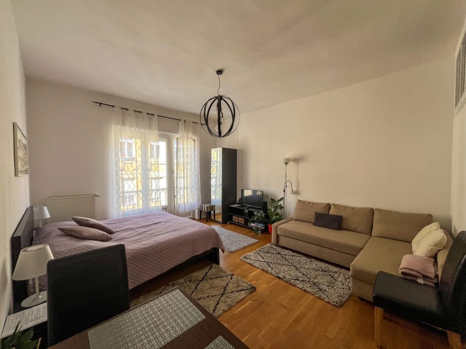 Bed, TV and multimedia, Photo of the whole room, Seating area