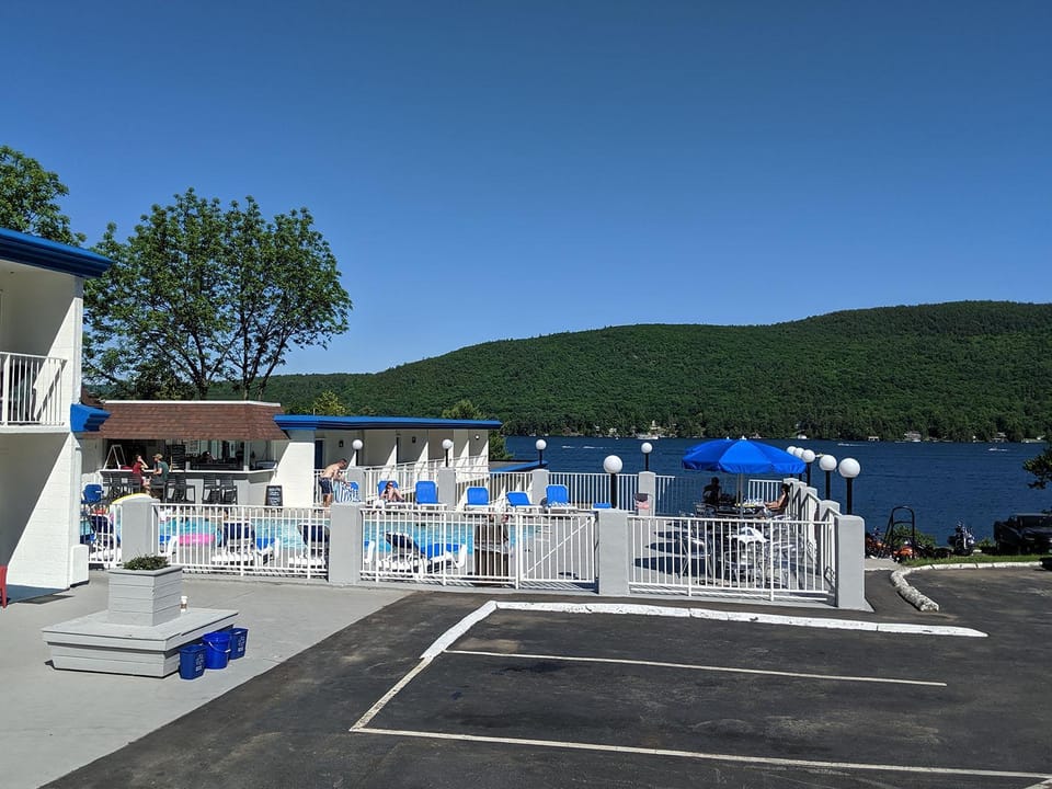 Restaurant/places to eat, Lake view