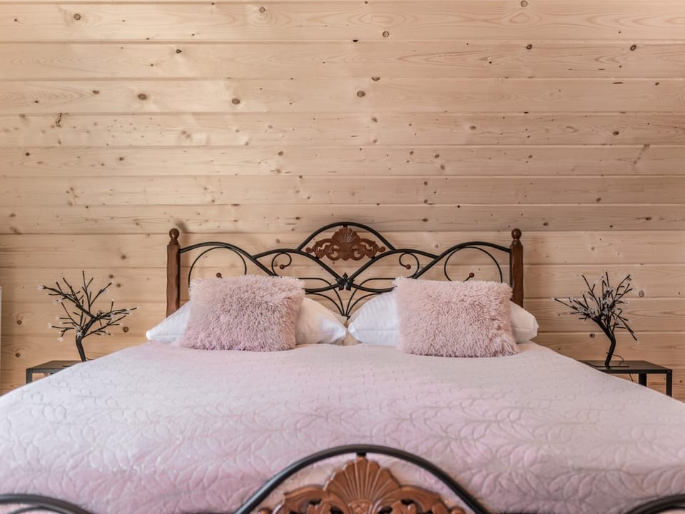 Bed, Photo of the whole room, Decorative detail, Bedroom