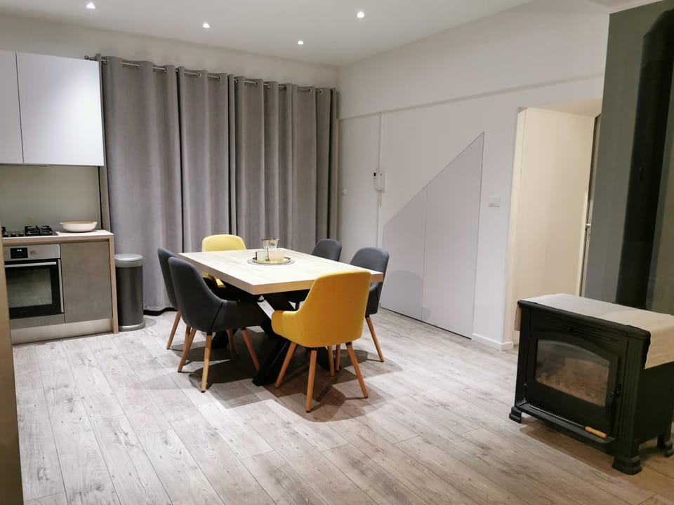Kitchen or kitchenette, Seating area, stove