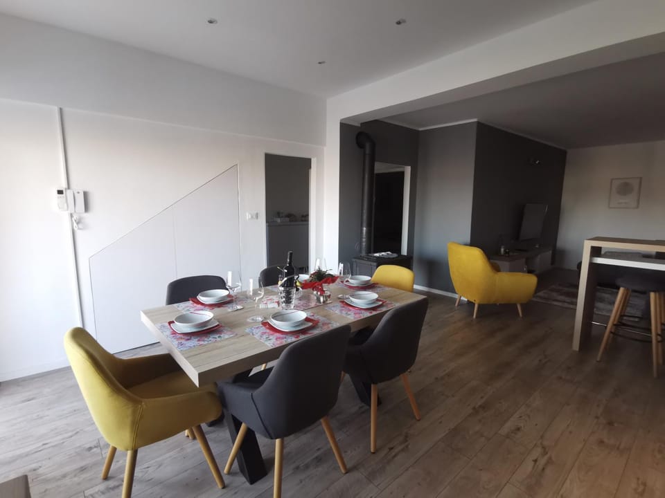 Seating area, Dining area