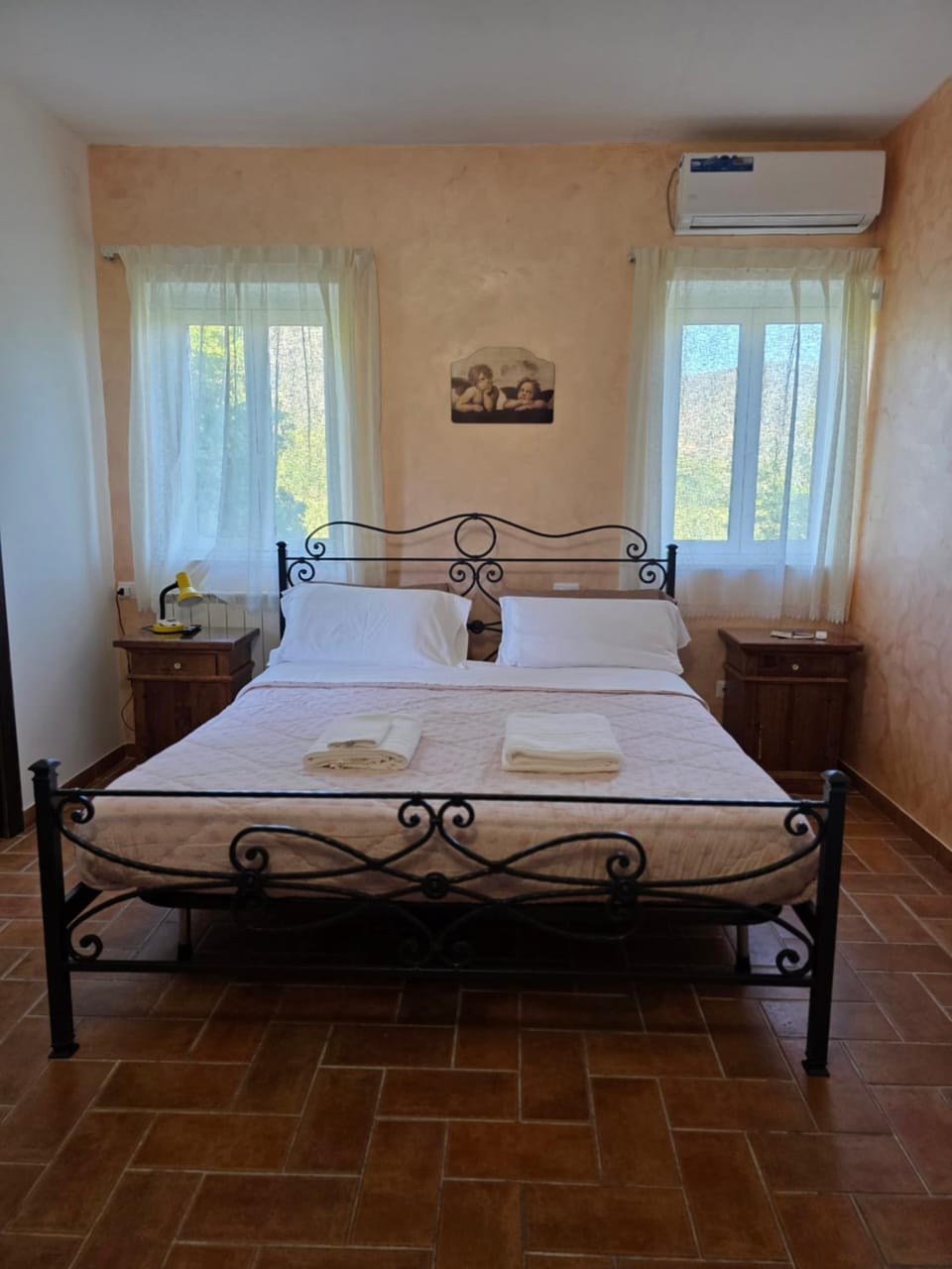 Restaurant/places to eat, Bed, TV and multimedia, Photo of the whole room, Bedroom, air conditioner