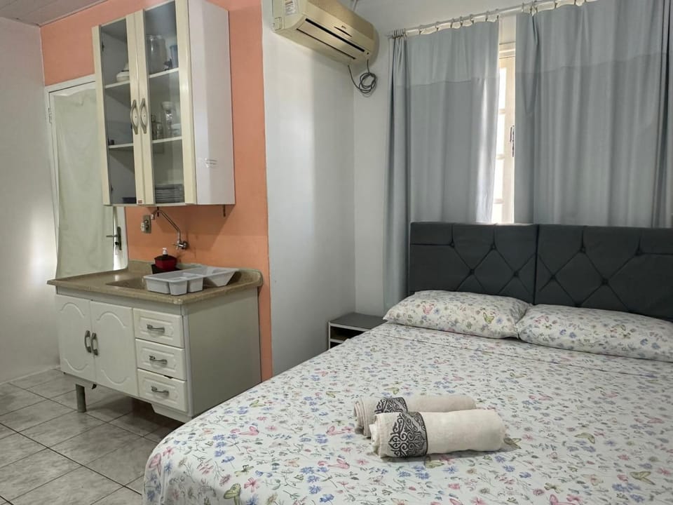 Kitnet completa 5 minutos a pé da praia. Estacionamento Apartment in Florianopolis