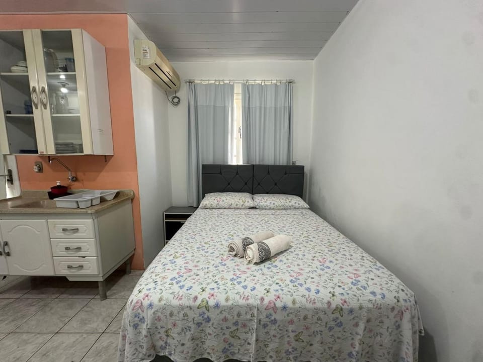 Kitnet completa 5 minutos a pé da praia. Estacionamento Apartment in Florianopolis