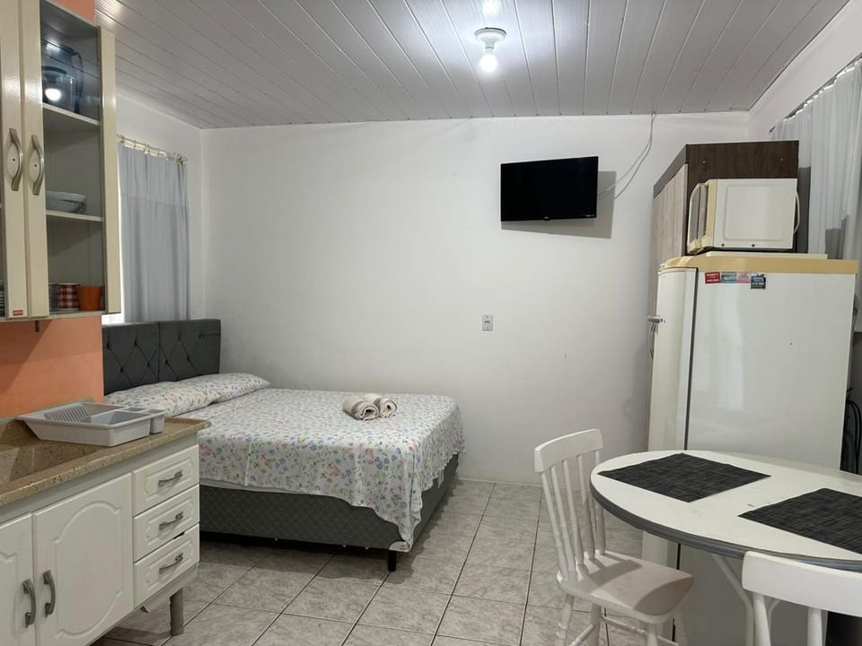 Kitnet completa 5 minutos a pé da praia. Estacionamento Apartment in Florianopolis