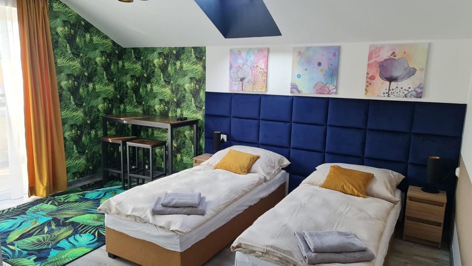 Bed, Living room, Photo of the whole room, Seating area, Bedroom, air conditioner