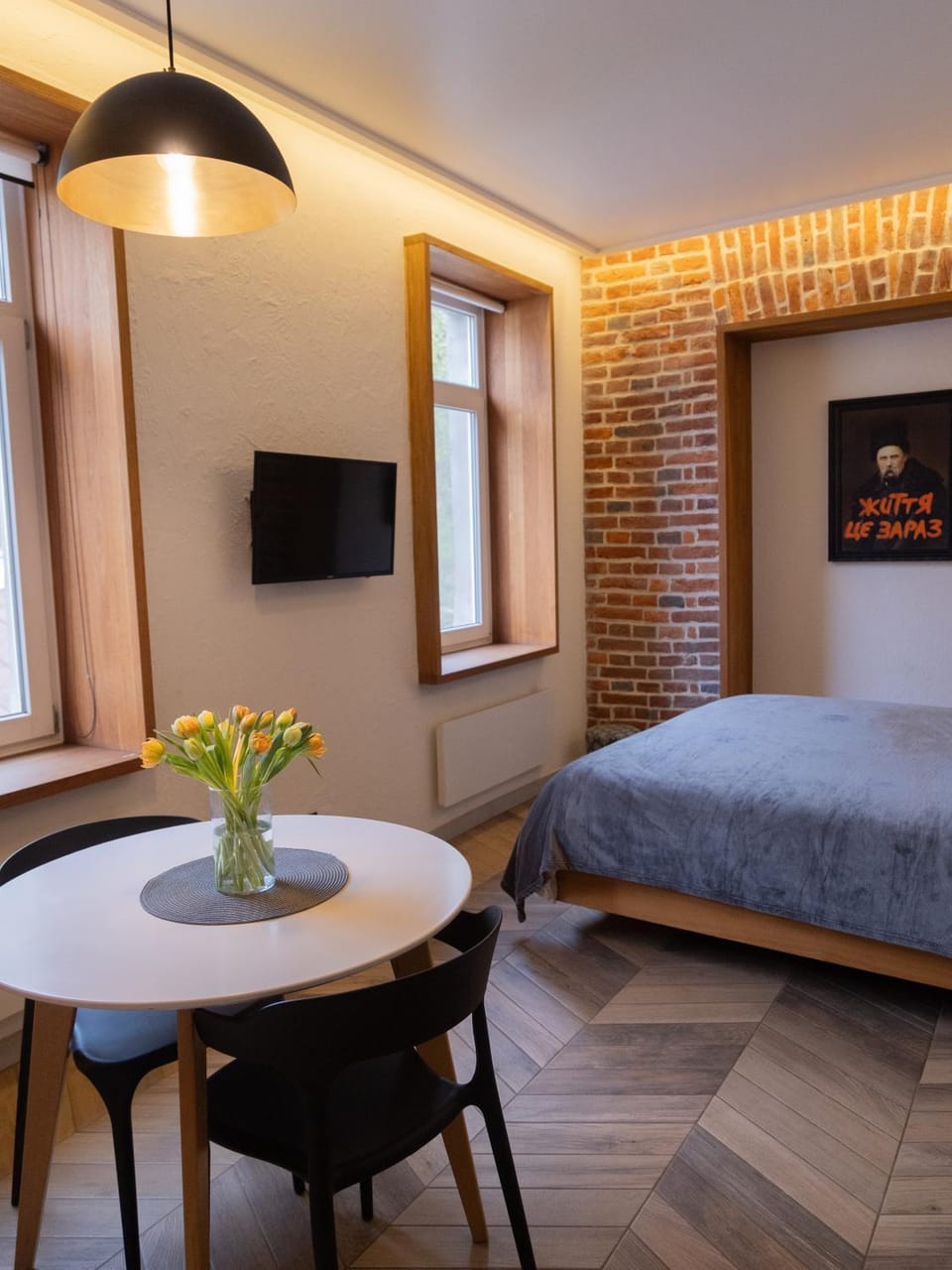 TV and multimedia, Living room, Seating area, Bedroom