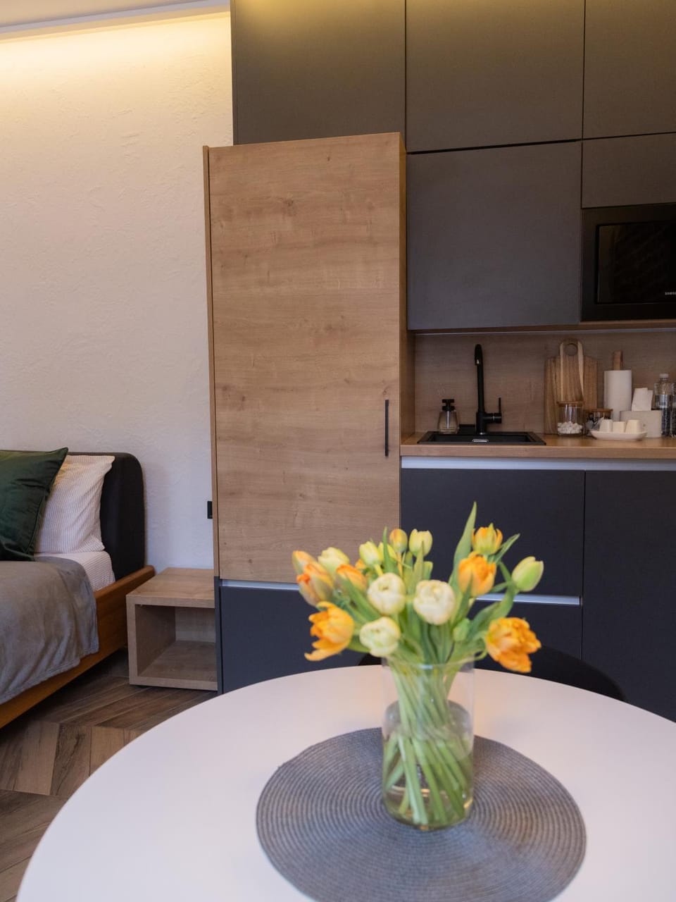 Kitchen or kitchenette, Living room, Seating area