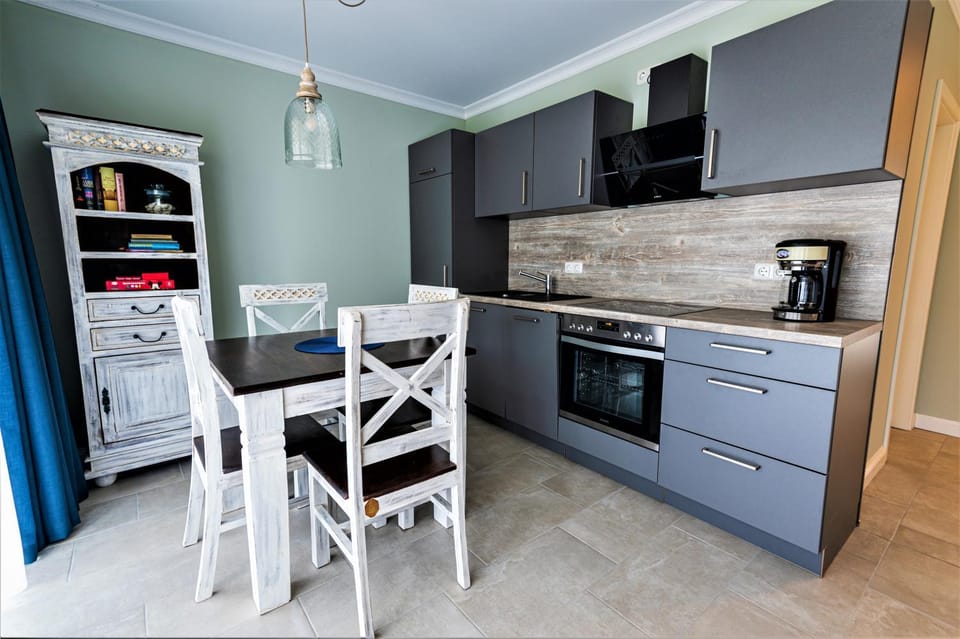 Coffee/tea facilities, Kitchen or kitchenette, Dining area