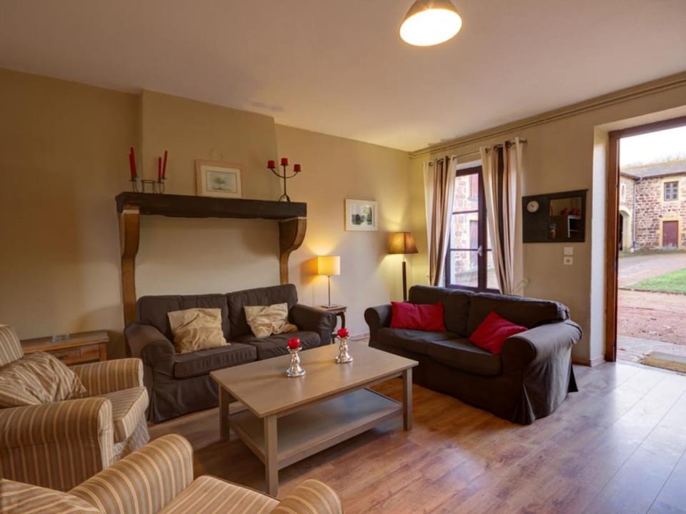 Gîte spacieux avec activités de loisirs et espace extérieur - FR-1-496-160 House in Auvergne-Rhône-Alpes