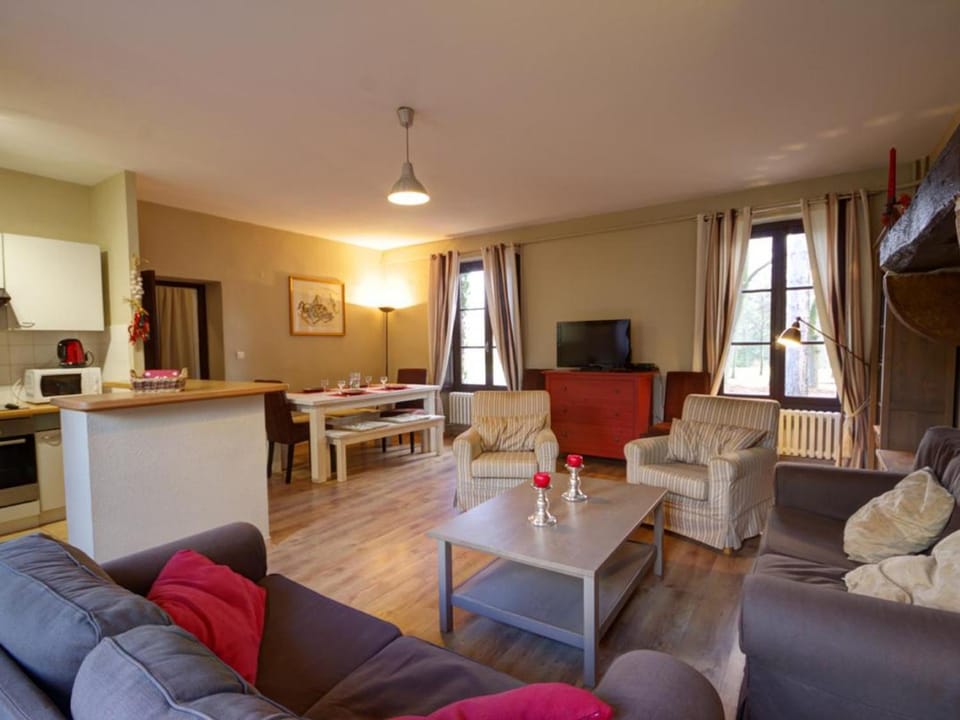 Gîte spacieux avec activités de loisirs et espace extérieur - FR-1-496-160 House in Auvergne-Rhône-Alpes