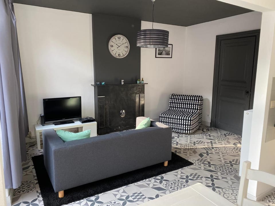 Bed, TV and multimedia, Living room, Seating area