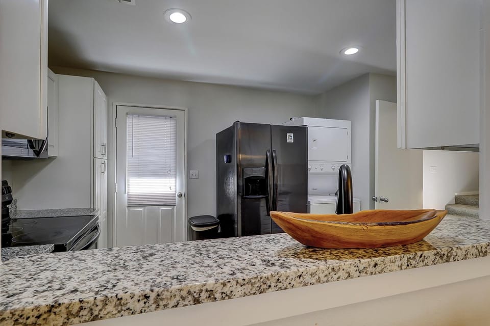 523 Queens Grant Big Comfortable Couch 75 In Smart TV 2 Kings Queen & Twin bunks Sleeper Sofa Wifi House in Hilton Head Island