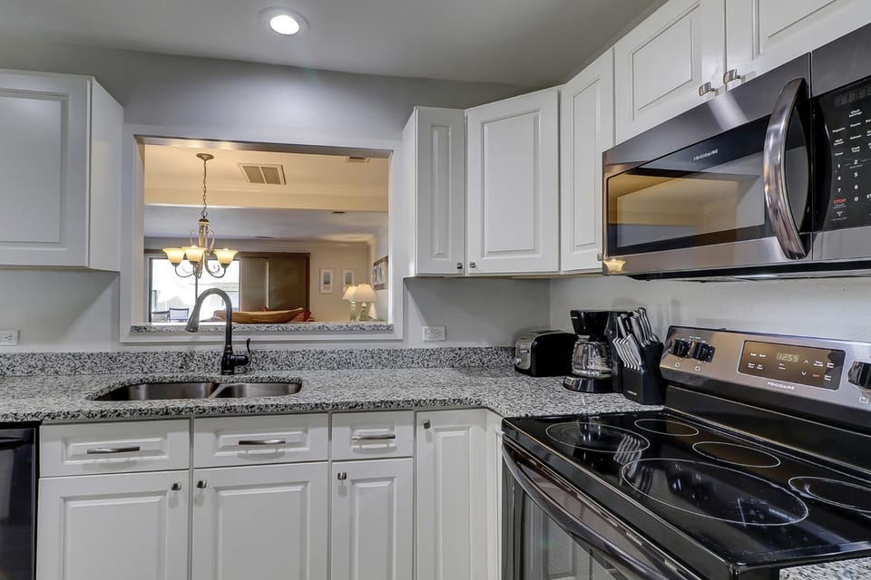 523 Queens Grant Big Comfortable Couch 75 In Smart TV 2 Kings Queen & Twin bunks Sleeper Sofa Wifi House in Hilton Head Island