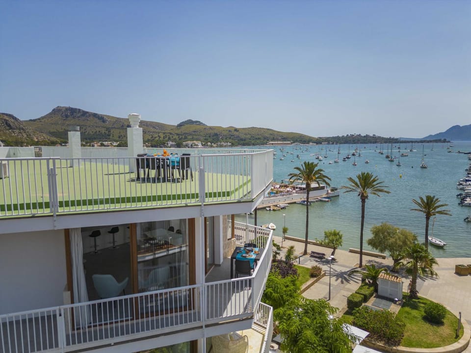 Property building, Nearby landmark, Facade/entrance, Off site, Day, Neighbourhood, Natural landscape, Activities, Activities, View (from property/room), Balcony/Terrace, Mountain view, Sea view, Sea view