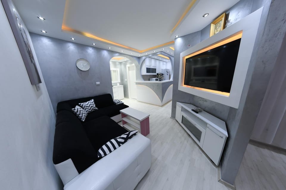 Bed, TV and multimedia, Living room