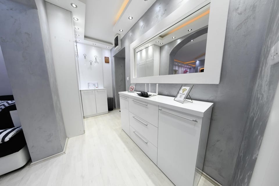 Facade/entrance, wardrobe