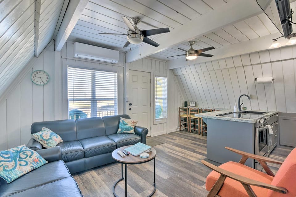 2 Blocks to Surfside Beach: A-Frame Home w/ Deck House in Surfside Beach
