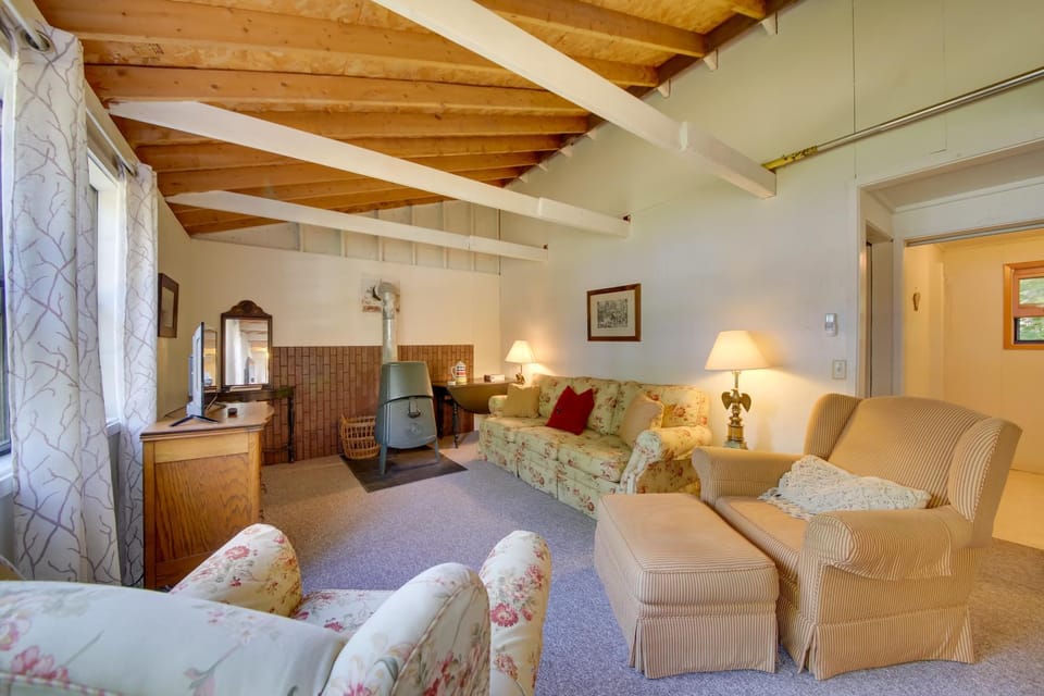 Rustic Retreat Across from Lake; Family Friendly! House in Union