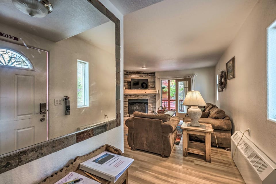 Mountain Lodge w/ Hot Tub, Walk to Grindstone Lake House in Ruidoso
