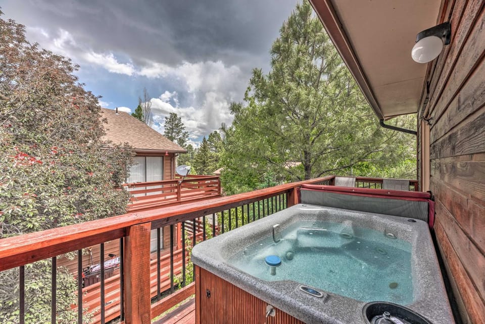Mountain Lodge w/ Hot Tub, Walk to Grindstone Lake House in Ruidoso