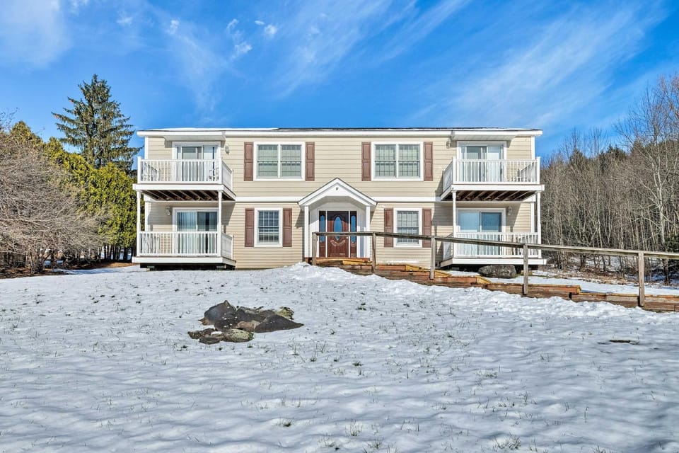 Condo w/ Loft: 2 Mi to Windham Mountain Ski! House in Capital District, NY, USA
