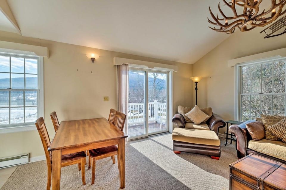 Condo w/ Loft: 2 Mi to Windham Mountain Ski! House in Capital District, NY, USA