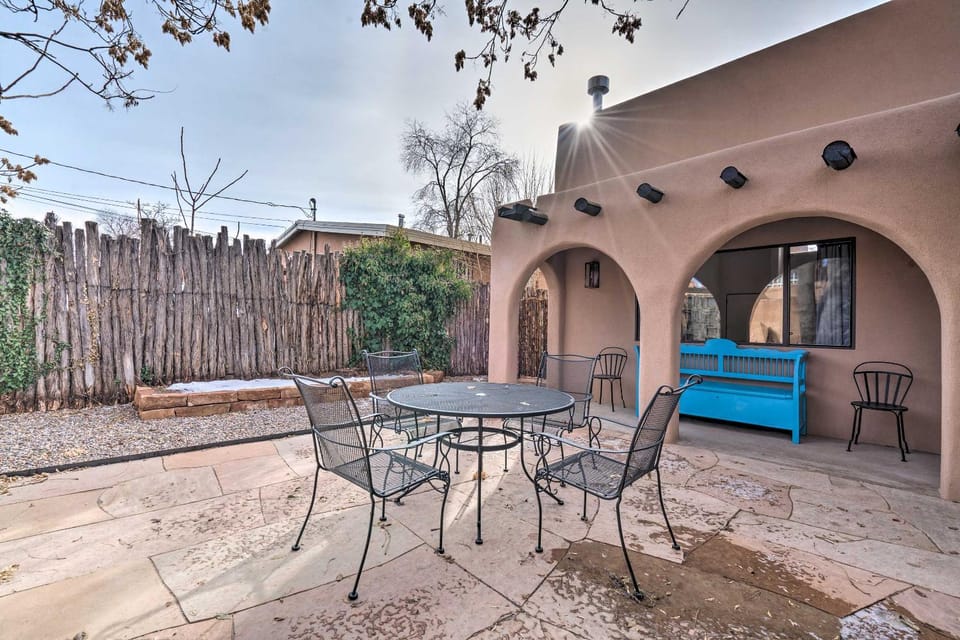 Walk to Santa Fe Plaza & Shops! Adobe Gem w/ Patio House in Santa Fe